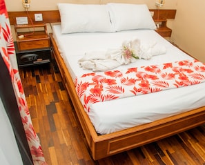 Habitación Confort doble, balcón, vistas a la ciudad | Caja fuerte, escritorio, espacio para trabajar con un portátil