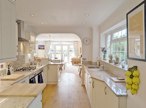 Kjøleskap, mikrobølgeovn, ovn og oppvaskmaskin