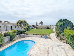 Pool - A family house that sleeps 12 guests  in 6 bedrooms (Bognor Regis)