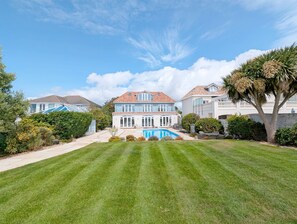Exterior - A family house that sleeps 12 guests  in 6 bedrooms (Bognor Regis)