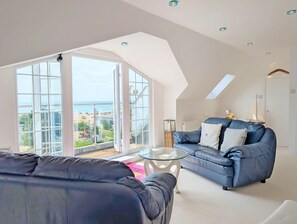 Smart TV, fireplace - A family house that sleeps 12 guests  in 6 bedrooms (Bognor Regis)