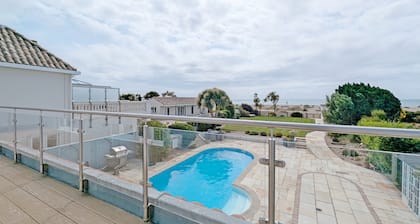 The Dunes - Swimming Pool - a town house that sleeps 12 guests in 6 bedrooms