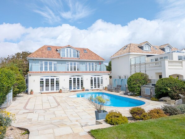 Pool - A family house that sleeps 12 guests  in 6 bedrooms (Bognor Regis)