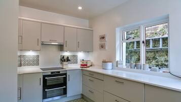 Een koelkast, een microgolfoven, een oven, een vaatwasser