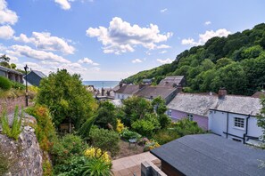 A coastal village with traditional houses, lush greenery, and a view of the sea. - Woodleigh, Cawsand (Cawsand)