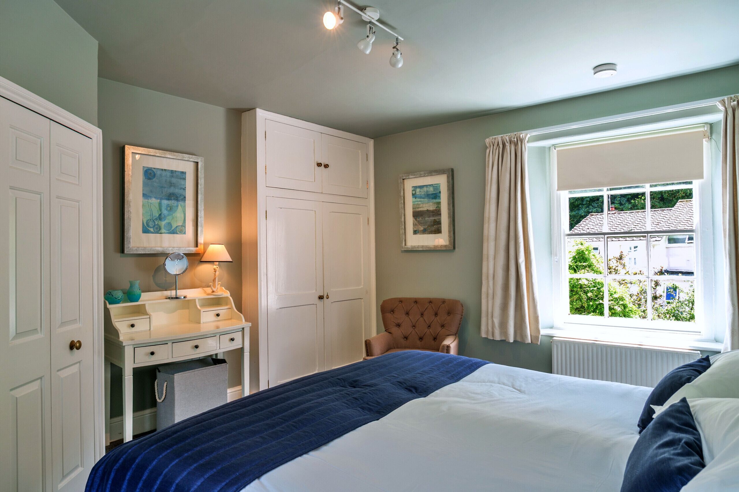 4 makuuhuonetta, silitysrauta/-lauta, ilmainen Wi-Fi, vuodevaatteet