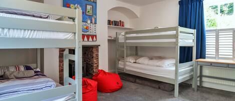 4 makuuhuonetta, silitysrauta/-lauta, ilmainen Wi-Fi, vuodevaatteet