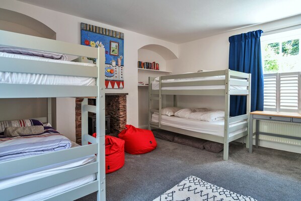 4 chambres, fer et planche à repasser, Wi-Fi gratuit, draps fournis