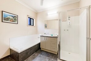 House | 5 bedrooms - Zen Pandanus Point Pool - Backyard - Balcony (McMinns Lagoon)