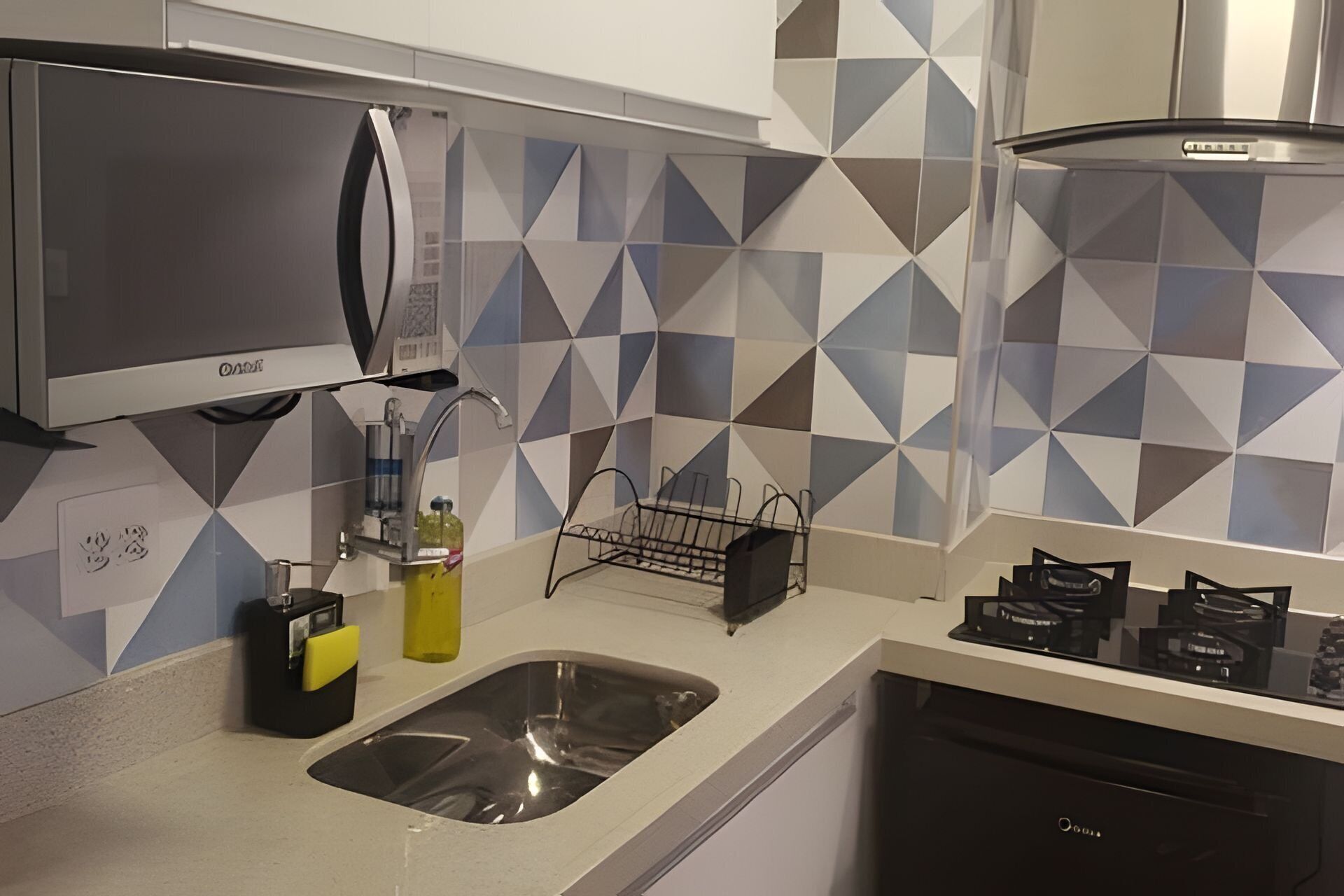 Una cocina moderna equipada con lavavajillas, pileta, microondas y cocina.