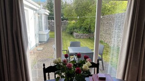 Ein Esstisch mit Blumen in einer Vase und einem Stapel Bücher.