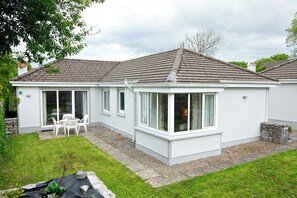 Outdoor dining - Charming 2-bedroom cottage in Ballyvaughan Village Centre with WiFi (Ballyvaughan)