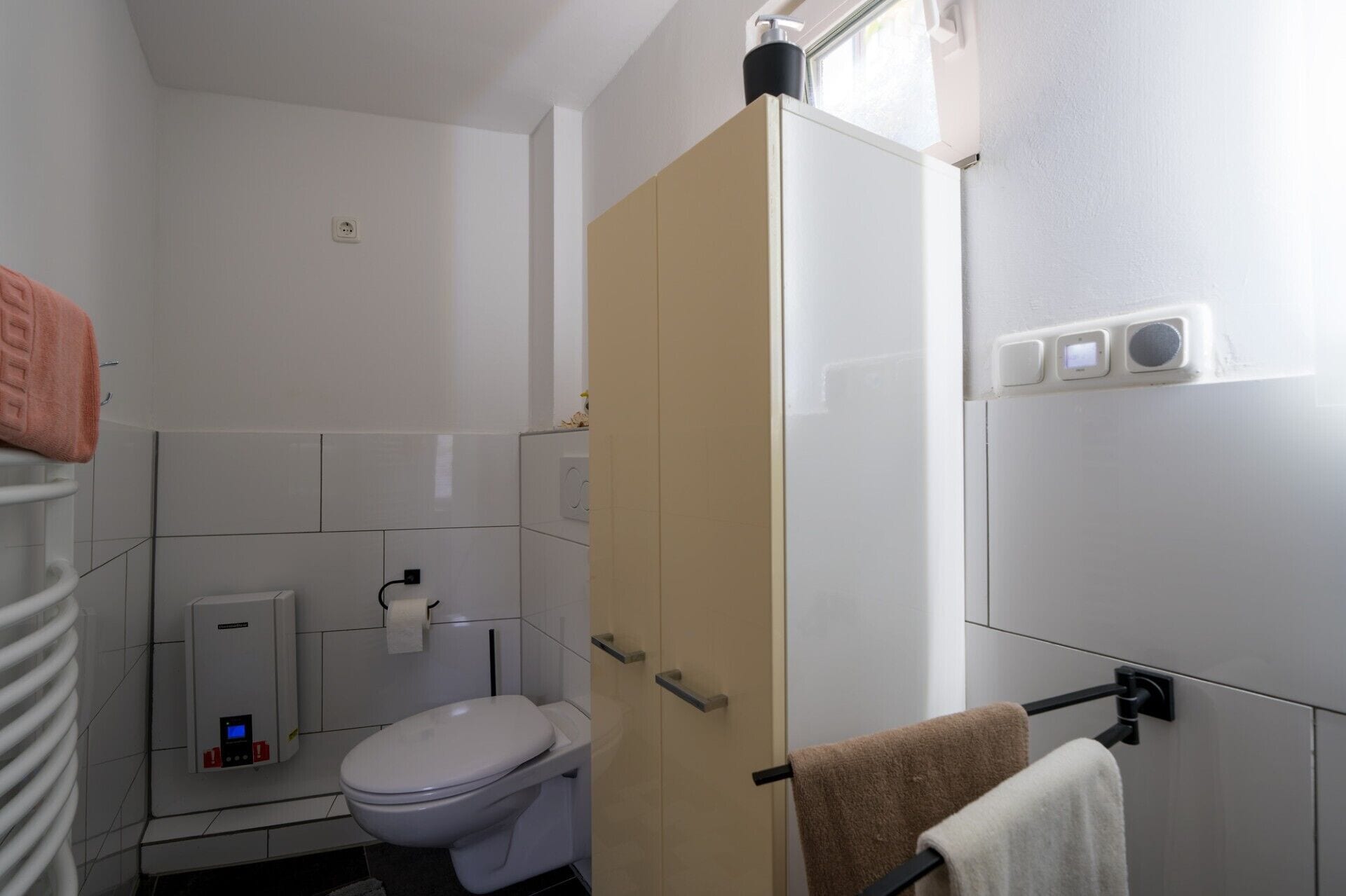 Een douche, een haardroger, handdoeken, zeep