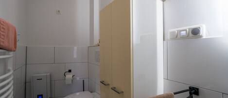 Een douche, een haardroger, handdoeken, zeep