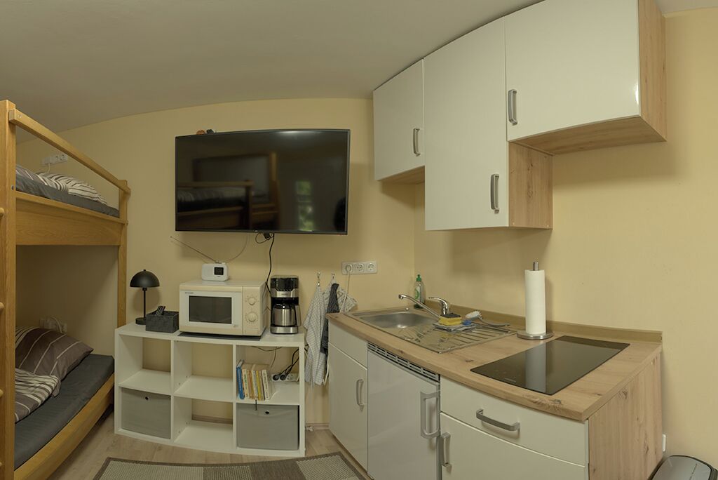Kühlschrank, Mikrowelle, Herdplatte, Wasserkocher mit Kaffee-/Teezubehör