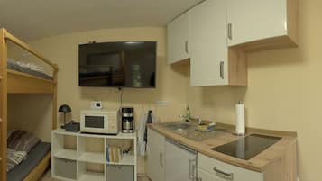 Kühlschrank, Mikrowelle, Herdplatte, Wasserkocher mit Kaffee-/Teezubehör