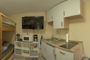 Kühlschrank, Mikrowelle, Herdplatte, Wasserkocher mit Kaffee-/Teezubehör