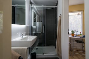 Dusche, Haartrockner, Handtücher, Seife