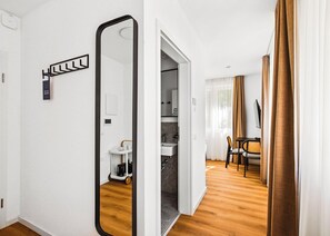 Queen Room | Individually decorated, individually furnished, desk, laptop workspace