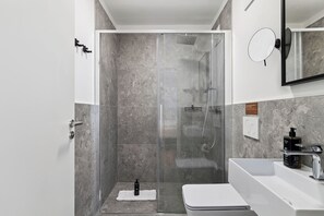 Suite | Badkamer | Een douche, milieuvriendelijke toiletartikelen, een haardroger