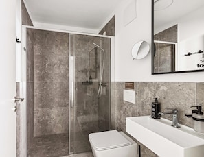 Suite | Baño | Regadera, amenidades de baño ecológicas, secadora de cabello, toallas 