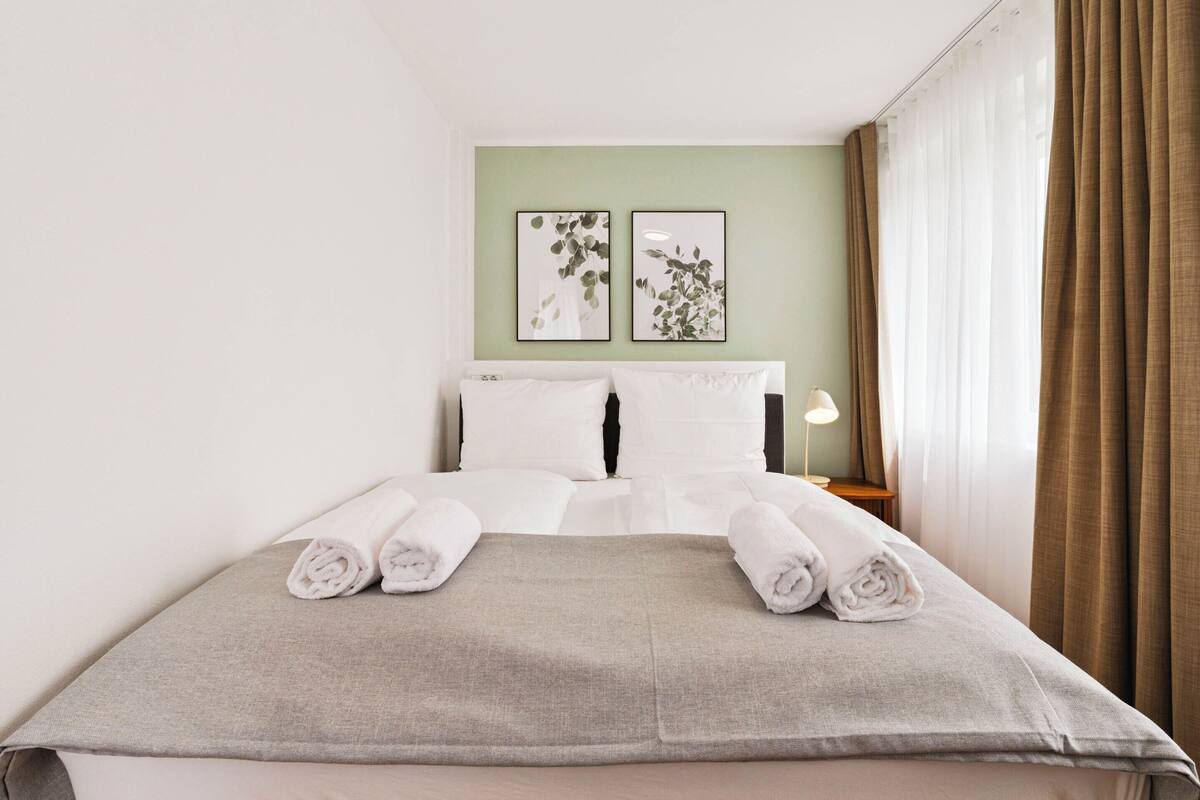 Queen Room | Individueel gedecoreerd, individueel gemeubileerd, een bureau