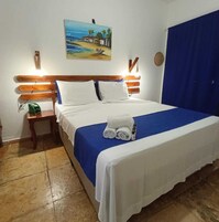Quarto casal conforto, 1 cama Queen, varanda coberta, vista para a piscina | Wi-Fi de cortesia