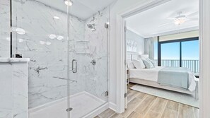Douche, baignoire à remous, séchoir à cheveux, serviettes fournies