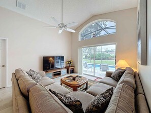 TV, foosball - South Facing Pool Home with Golf Course Views (Haines City)