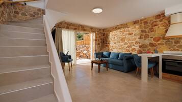 Villa, vista al mar | Área de sala de estar | Televisión de pantalla plana de 40 pulgadas con canales digitales