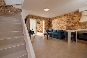 Villa, vista al mar | Área de sala de estar | Televisión de pantalla plana de 40 pulgadas con canales digitales