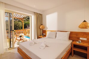 Villa, sjøutsikt | Safe på rommet, skrivebord for bærbar PC og strykejern/-brett