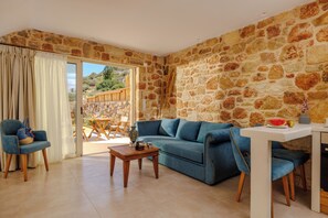 Villa, vista al mar | Área de sala de estar | Televisión de pantalla plana de 40 pulgadas con canales digitales