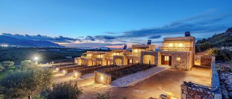 Vista frontal de la propiedad