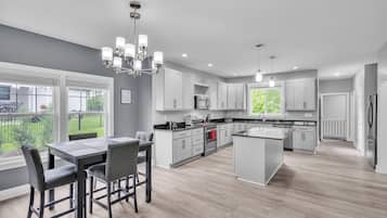 House, 4 Bedrooms | Private kitchen | Fridge, oven, coffee/tea maker, toaster