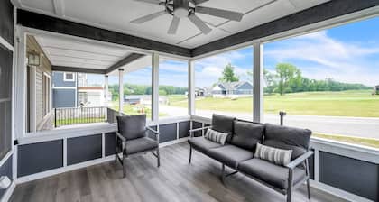 Pet-friendly Getaway With Golf & Private Patio Retreat 4 Bedroom Home