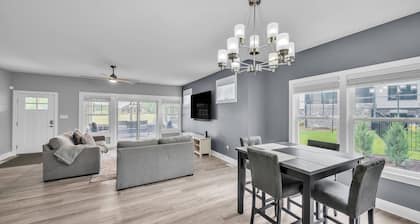 Pet-friendly Getaway With Golf & Private Patio Retreat 4 Bedroom Home