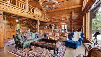 House, 5 Bedrooms | Living area