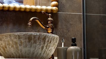 Deluxe Double Room | Bathroom