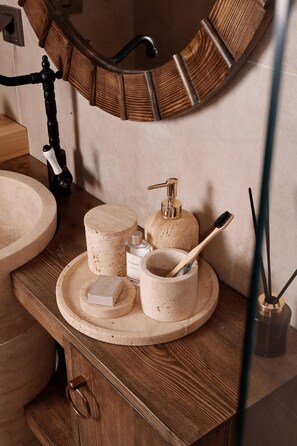 Habitación doble estándar | Baño | Amenidades de baño gratuitas, secadora de cabello, toallas, jabón 