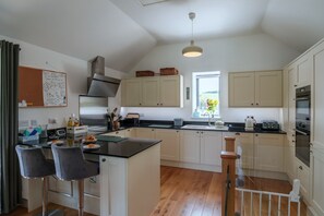 Kylskåp, mikrovågsugn, ugn och diskmaskin