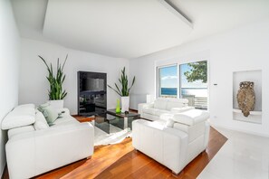 TV, video games, DVD player - Seaview Villa MaToLi with a heated 50 sqm pool and 4 bedrooms, close to the town Split (10km) (Podstrana)