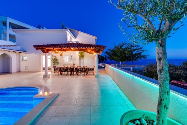 A heated pool - Seaview Villa MaToLi with a heated 50 sqm pool and 4 bedrooms, close to the town Split (10km) (Podstrana)