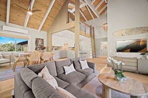 Smart TV, libros y estéreo 