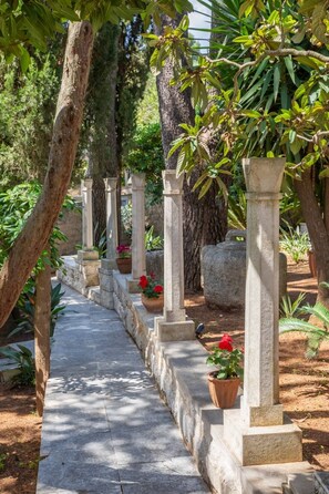 Property grounds - Luxury Seafront Villa Timeless Korcula with Pool (Korčula)