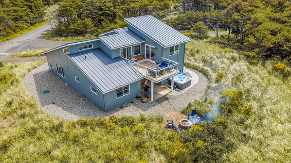 Exterior - NEW! 1 minute to beach-Ocean Views-Hot Tub-Waffles for Breakfast (Westport)