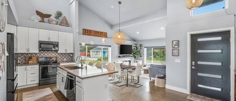 Microondas, horno, placa de cocina y lavavajillas