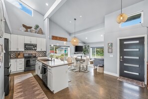 Microwave, oven, stovetop, dishwasher - NEW! 1 minute to beach-Ocean Views-Hot Tub-Waffles for Breakfast (Westport)