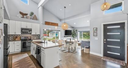 NEW! 1 minute to beach-Ocean Views-Hot Tub-Waffles for Breakfast