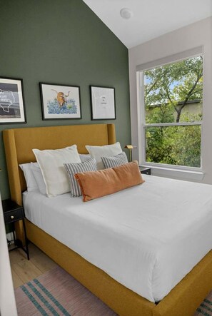 5 Schlafzimmer, Schreibtisch, Bügeleisen/Bügelbrett, Reisekinderbett